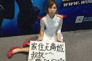 2015ChinaJoy小萝莉迷路 现场求叔叔带回家