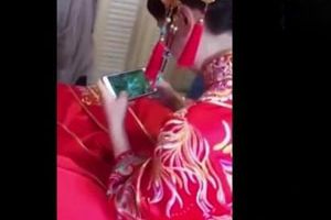 新娘沉迷《王者荣耀》，伴娘把新郎挡门外帮她拿五杀