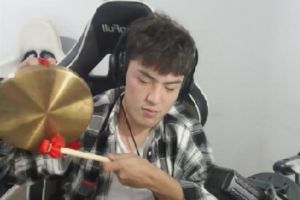 蒙眼吃鸡第一人？触手花花敲锣打鼓回归直播，皮出新高度