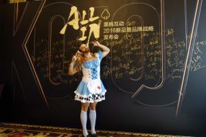 胡子小姐现身游戏发布会 果然还是那样可爱啊