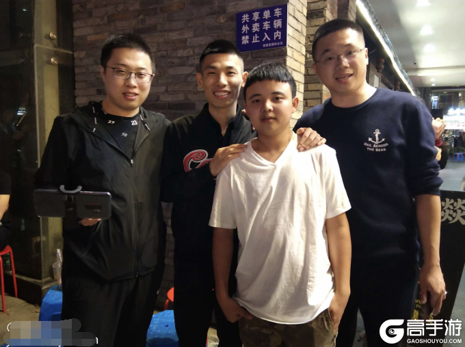 盘点最宠粉丝的3位主播：旭旭宝宝请粉丝吃饭，雪无掏钱给粉丝打书