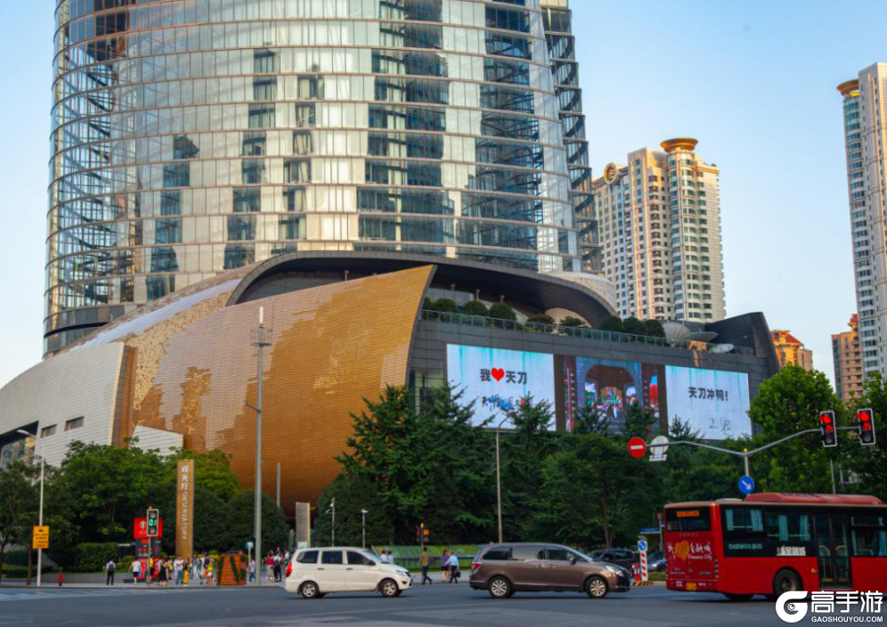 上海中心大屏都挡不住天刀手游的高清画质!